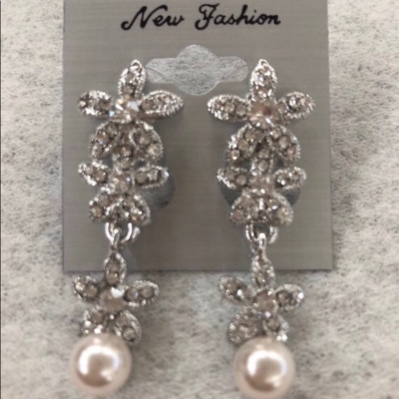 NWT Dainty Pearls & Crystals & Necklace Set - Picture 2 of 10